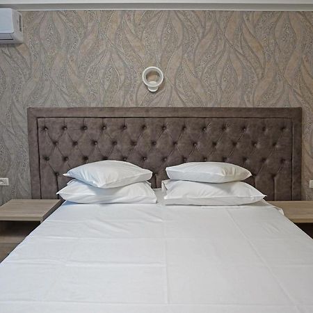Hotel Tiara プロイェシュティ エクステリア 写真