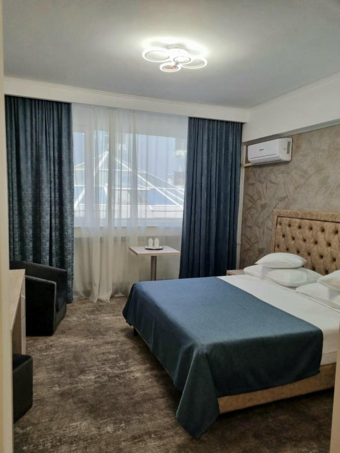 Hotel Tiara プロイェシュティ エクステリア 写真