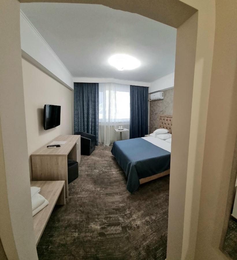 Hotel Tiara プロイェシュティ エクステリア 写真