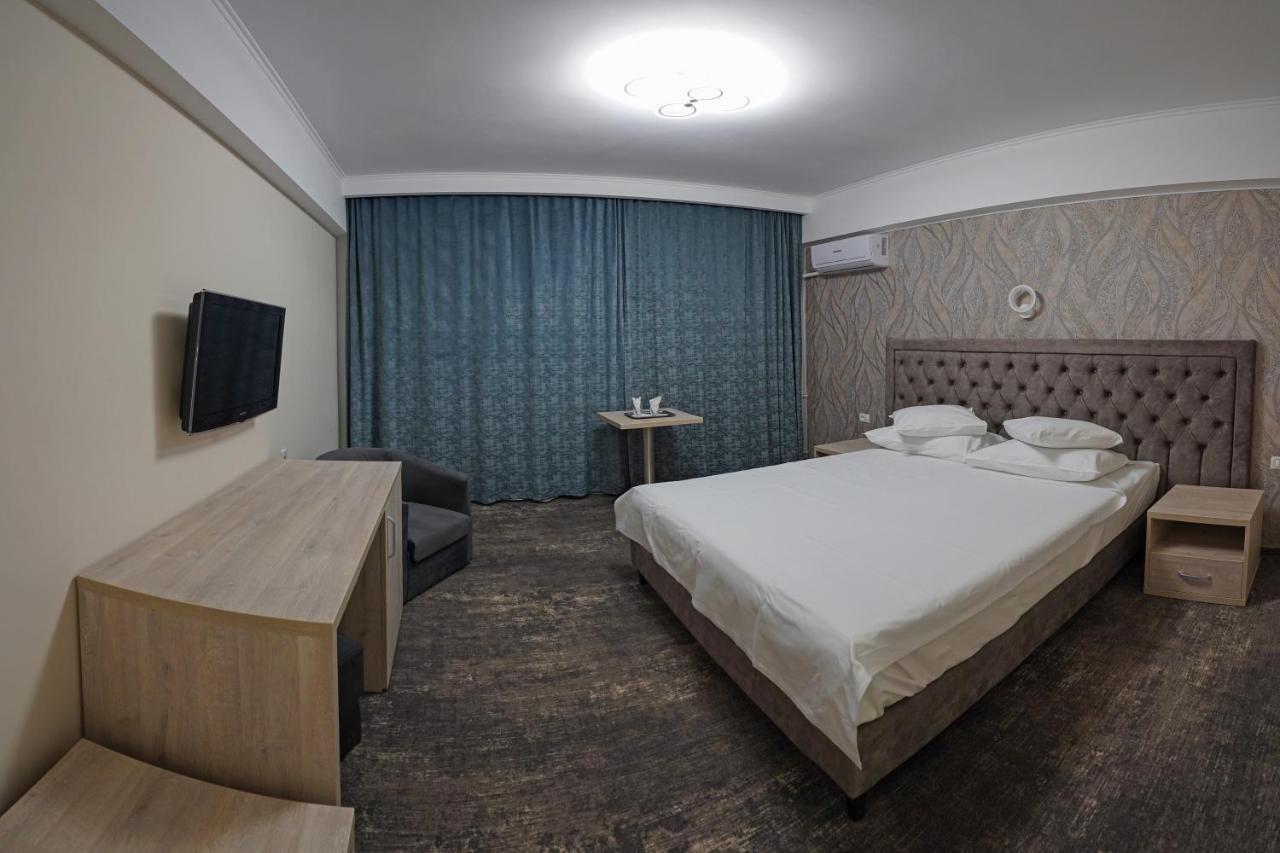 Hotel Tiara プロイェシュティ エクステリア 写真