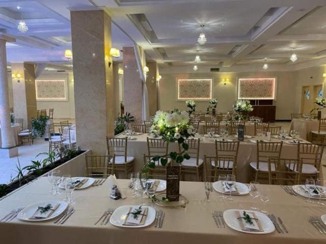 Hotel Tiara プロイェシュティ エクステリア 写真