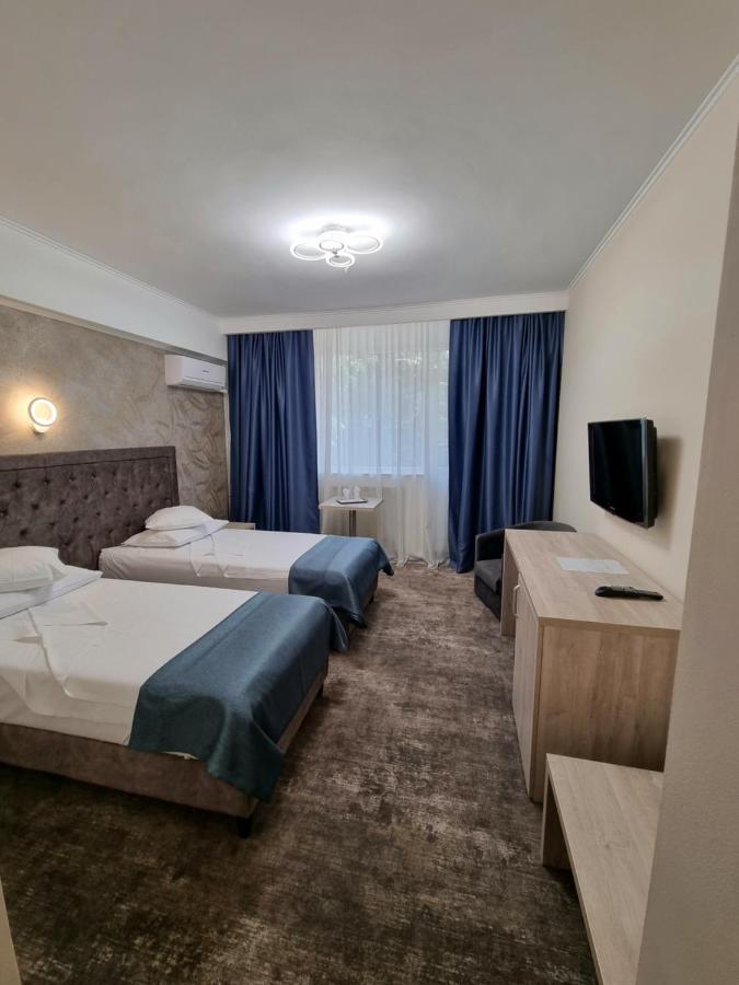 Hotel Tiara プロイェシュティ エクステリア 写真
