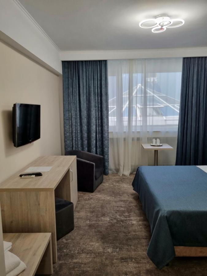 Hotel Tiara プロイェシュティ エクステリア 写真