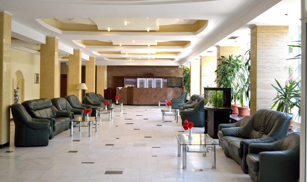 Hotel Tiara プロイェシュティ エクステリア 写真